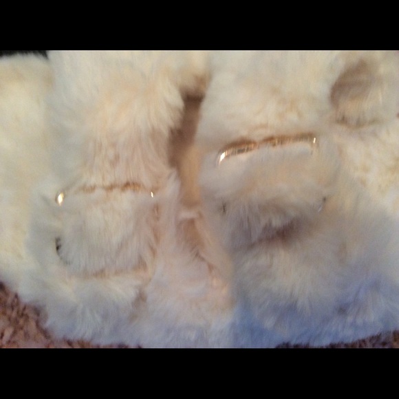 🚫SOLD🚫Plush SOFT Furry Buckle Sandals - Picture 5 of 6